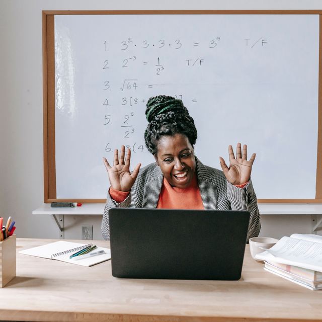 Formatrice en visioconférence, main levée pour saluer