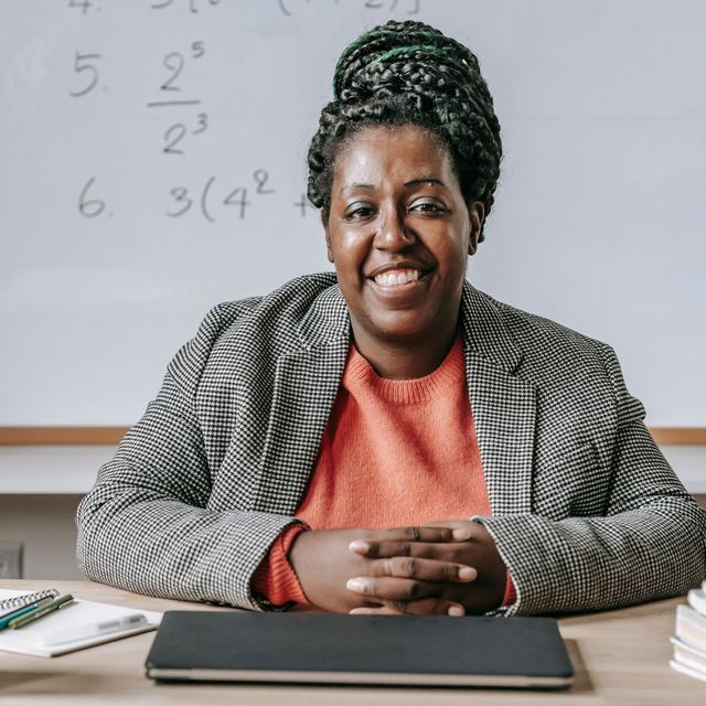 Portrait souriant d'une formatrice à son bureau