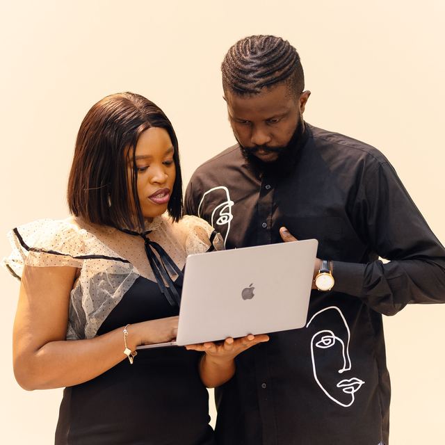 Deux collaborateurs consultant un ordinateur portable