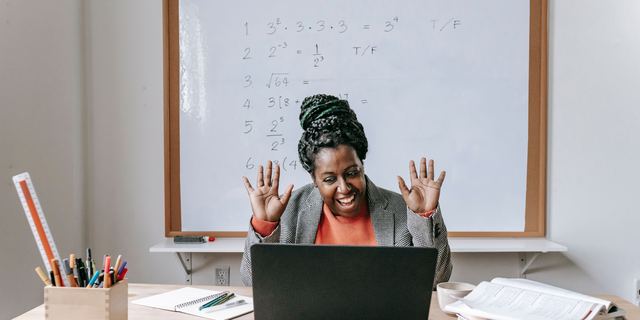 Formatrice en visioconférence, main levée pour saluer