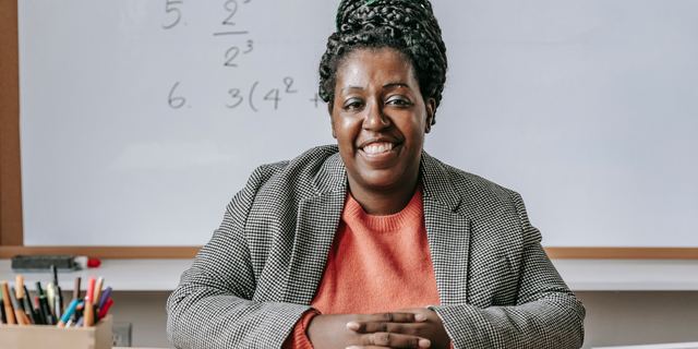 Portrait souriant d'une formatrice à son bureau