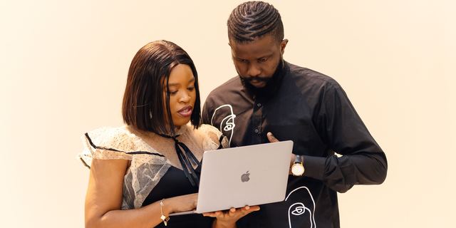 Deux collaborateurs consultant un ordinateur portable